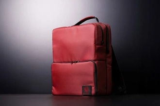 IGNIRAこだわりの赤色のビジネスリュック「APOLLON」2気室構造で機能美あふれるデザインを纏う