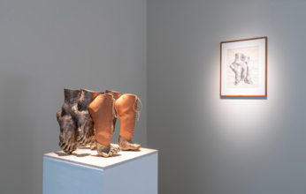 靴を「花器」に見立てて死生観を問う｜京都でアーティスト・串野真也の展示会を開催