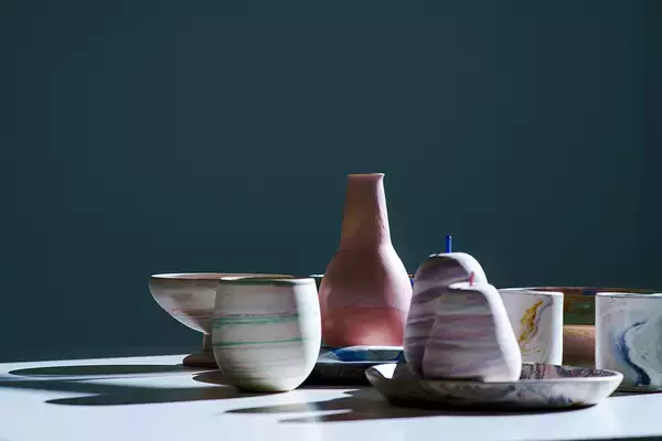 「繊細さと鮮やかさが共存・新宿「NEWoMan」で竹村良訓氏の陶芸作品販売会を開催」の画像