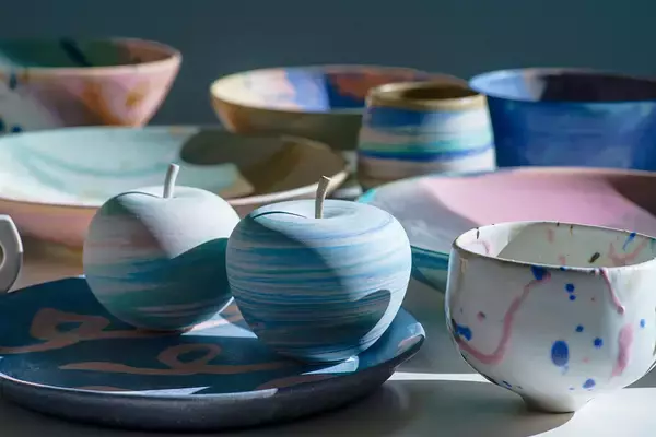 「繊細さと鮮やかさが共存・新宿「NEWoMan」で竹村良訓氏の陶芸作品販売会を開催」の画像