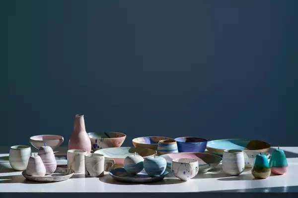 「繊細さと鮮やかさが共存・新宿「NEWoMan」で竹村良訓氏の陶芸作品販売会を開催」の画像