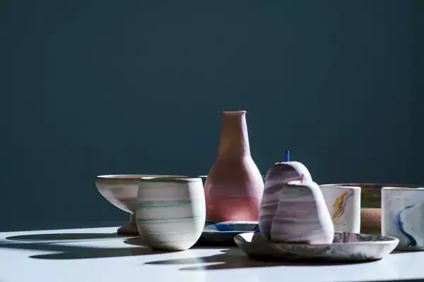 「繊細さと鮮やかさが共存・新宿「NEWoMan」で竹村良訓氏の陶芸作品販売会を開催」の画像