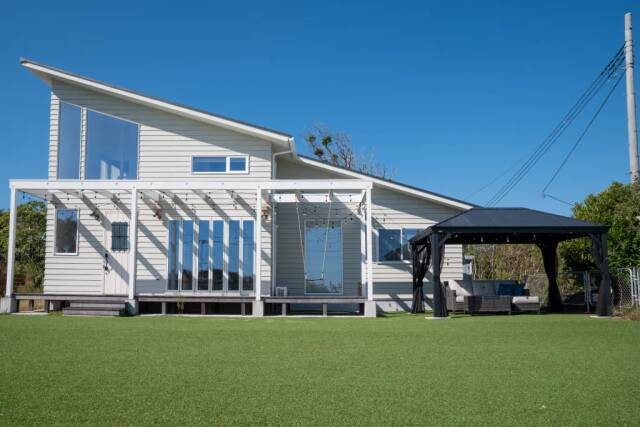 サーフィンとともにサウナも満喫！千葉の別荘「WITH SEA一宮TORAMI」にバレルサウナを導入