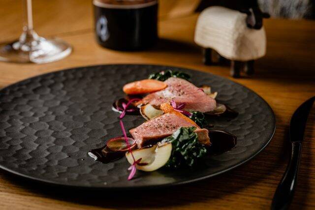 希少な国産⽺⾁が味わえる「串⽺ ⽺サンライズ 西麻布店」が、月ごとにシェフが替わる新体制に