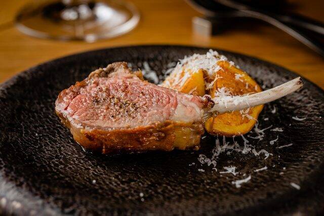 希少な国産⽺⾁が味わえる「串⽺ ⽺サンライズ 西麻布店」が、月ごとにシェフが替わる新体制に