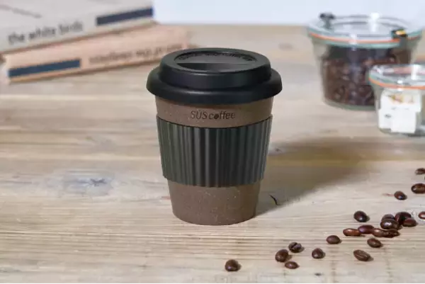 「アウトドアにも便利！コーヒーかすから生まれたサスティナブルな食器」の画像