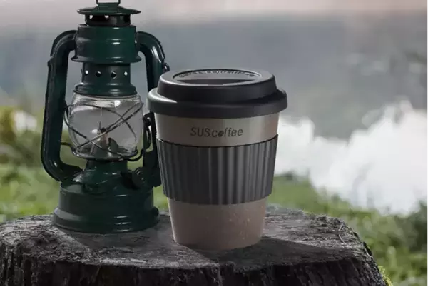 「アウトドアにも便利！コーヒーかすから生まれたサスティナブルな食器」の画像