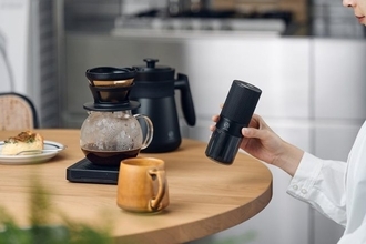 屋外でも日常でもスタイリッシュに使える「Cores」のポータブルコーヒーグラインダーが発売