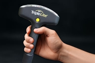 特許取得の懐中電灯「180°トリプルライト」が約38m先まで照らす。災害時やアウトドアのお供に