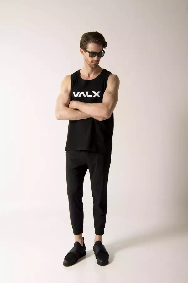 シンプルなデザインと着心地にこだわった「VALX」待望のニューアパレルアイテム