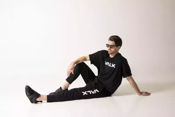 「シンプルなデザインと着心地にこだわった「VALX」待望のニューアパレルアイテム」の画像
