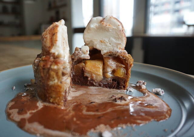 冬限定、富ヶ谷「Minimal」のチョコレート職人チームが作るチョコレートアップルパイ