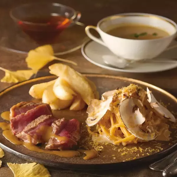 「黄金色に染まったいちょうが美しい秋。「キハチ 青山本店」の黄葉シーズン限定メニュー」の画像