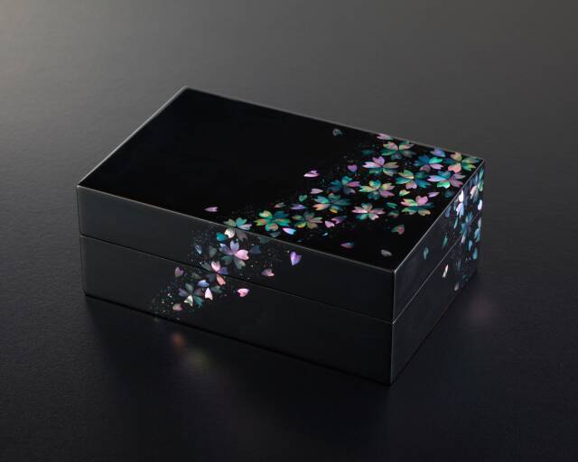 岩手産の漆や貝で表現する世界観。元かんざし職人の螺鈿職人・澤井正道氏の展示会が開催中