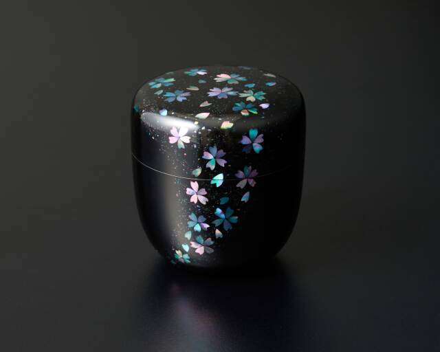 岩手産の漆や貝で表現する世界観。元かんざし職人の螺鈿職人・澤井正道氏の展示会が開催中