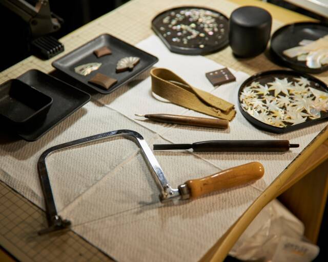 岩手産の漆や貝で表現する世界観。元かんざし職人の螺鈿職人・澤井正道氏の展示会が開催中