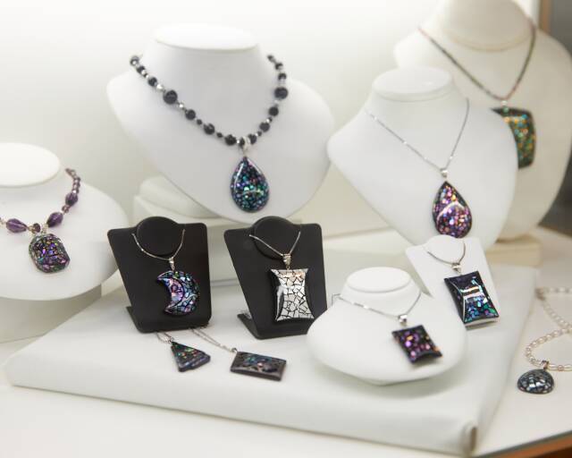 岩手産の漆や貝で表現する世界観。元かんざし職人の螺鈿職人・澤井正道氏の展示会が開催中