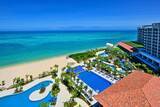 「沖縄はまもなく海開き・プール開き！天然白浜が続く名城ビーチとリゾートホテルのプールで遊泳開始」の画像1