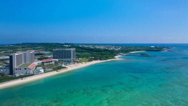 沖縄はまもなく海開き・プール開き！天然白浜が続く名城ビーチとリゾートホテルのプールで遊泳開始