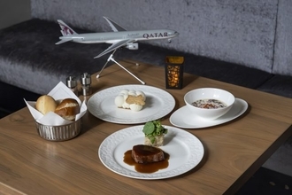 カタール航空の成田発ドーハ行きビジネスクラスでミシュラン2つ星の特別機内食を提供