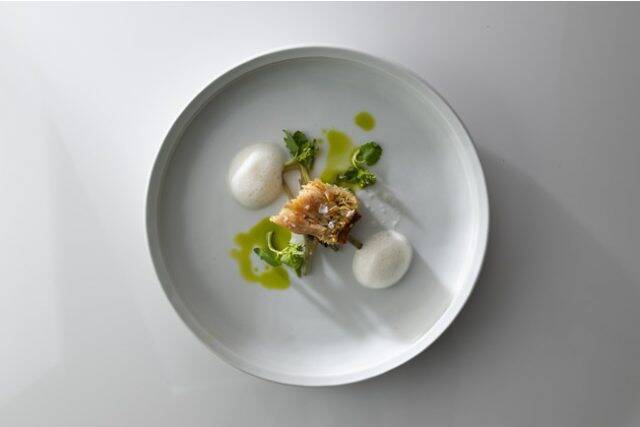 富山のラグジュアリーホテル 『リバーリトリート雅樂倶』内レストランで贅沢な郷土料理ランチを楽しむ