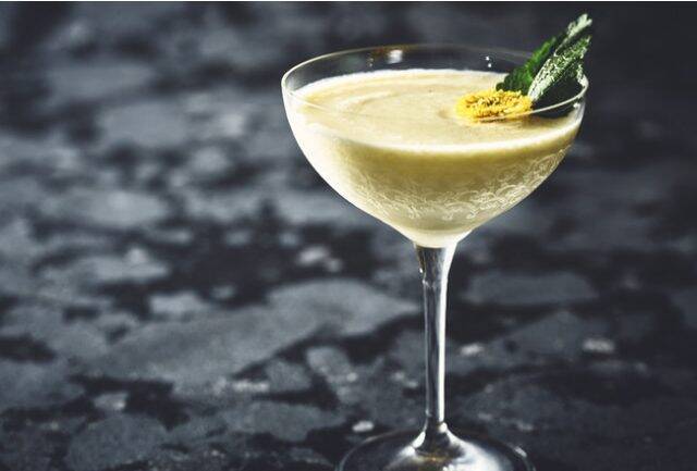 東京・品川駅直結のラグジュアリーホテルで春カラーのカクテルを楽しむ