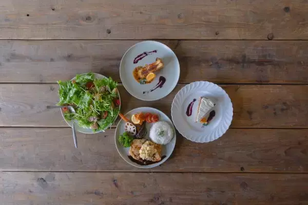 日常から一歩外に。大人時間を楽しむ農園に囲まれたカフェ「pakan」が広島・世羅町に誕生