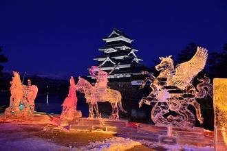 氷の彫刻・イルミネーションの共演！「国宝松本城氷彫フェスティバル2022」