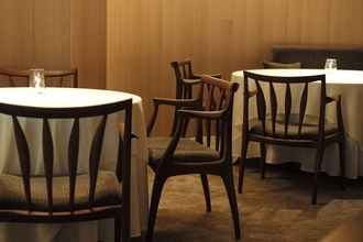 料理を引き立てる一脚が、日常へ。KOMAの新作「maerge chair」が一般販売開始