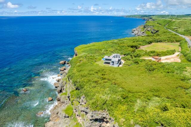 沖縄・宮古ブルーを望む一棟貸切別荘が誕生。極上の隠れ家で、日常から離れて自然との一体感を満喫しよう