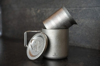 軽くて丈夫だからキャンプや登山にも大活躍。結晶化チタンを使用したダブルウォールマグ