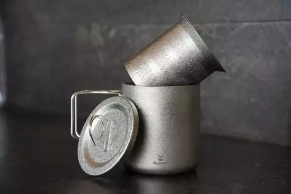 軽くて丈夫だからキャンプや登山にも大活躍。結晶化チタンを使用したダブルウォールマグ