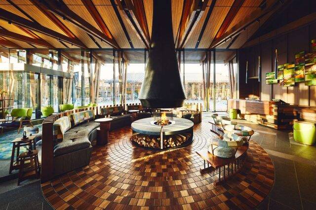 浅間山の自然に囲まれた別荘体験を提供する「ホテルインディゴ軽井沢」誕生