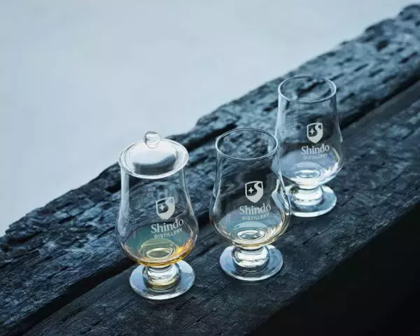 「福岡のウイスキー蒸溜所「SHINDO DISTILLERY」見学・試飲ツアー＆希少なハンドフィル体験を提供」の画像