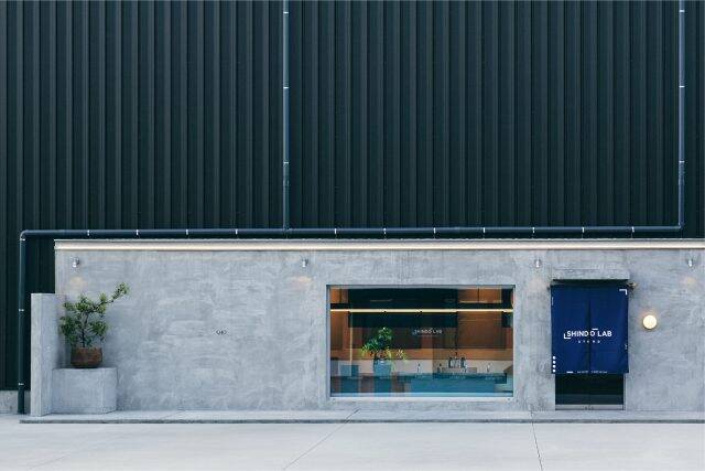 福岡のウイスキー蒸溜所「SHINDO DISTILLERY」見学・試飲ツアー＆希少なハンドフィル体験を提供