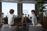 「新宿・京王プラザホテル、宿泊者限定の最上階ラウンジがリニューアル」の画像2