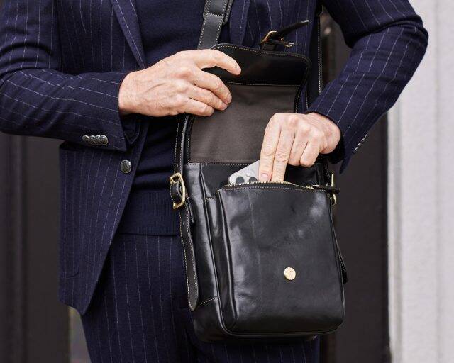 最高級レザーを使用したココマイスターの「ミニ・ショルダーバッグ」が  