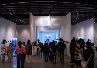 今も昭和が続いていたら？「あり得たかもしれない日本」をテーマにしたシモヒロヤス氏の個展が開催