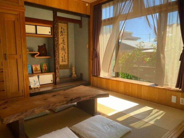 沖縄の“神の島”に会員制ブックホテル「浜比嘉別邸」オープン
