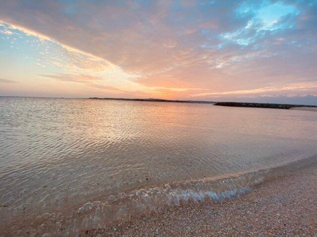 沖縄の“神の島”に会員制ブックホテル「浜比嘉別邸」オープン