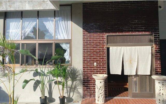 沖縄の“神の島”に会員制ブックホテル「浜比嘉別邸」オープン