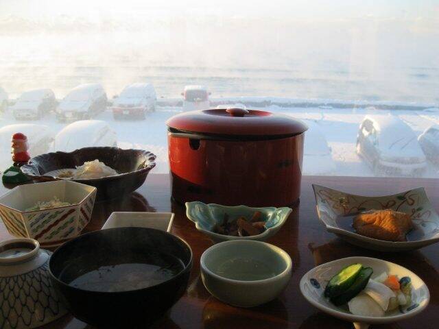 海一面から蒸気が立ち昇る! 津軽海峡望む 湯の川温泉「湯元 漁火館」