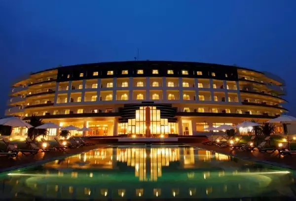 「球美の島の夕陽に染まる海を愉しむリゾートホテル「サイプレスリゾート久米島」」の画像
