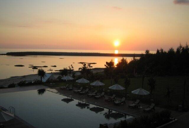 球美の島の夕陽に染まる海を愉しむリゾートホテル「サイプレスリゾート久米島」