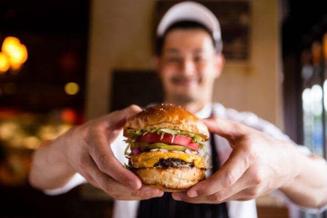 肉好きもうなる!?豪快骨付きステーキ「トマホーク」1キロ超えの衝撃