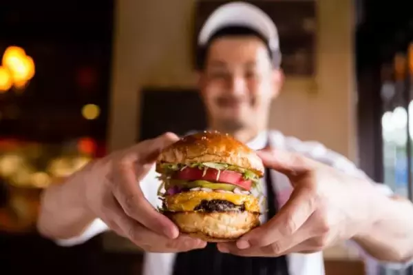 「肉好きもうなる!?豪快骨付きステーキ「トマホーク」1キロ超えの衝撃」の画像