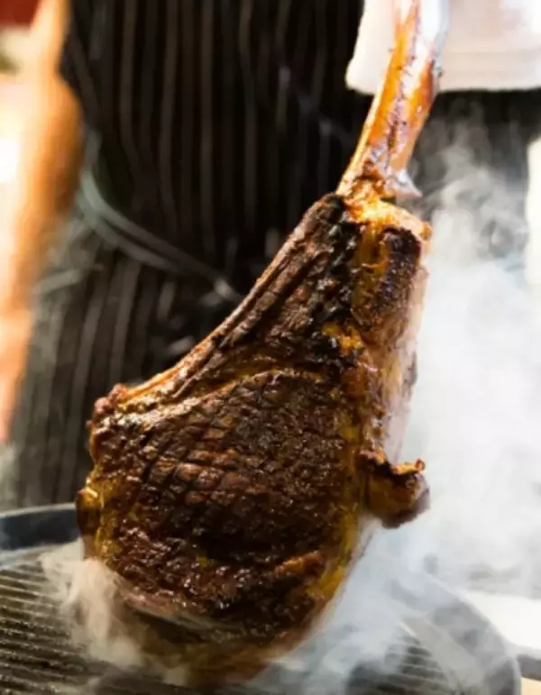 「肉好きもうなる!?豪快骨付きステーキ「トマホーク」1キロ超えの衝撃」の画像