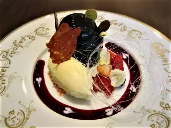 「「カファレル神戸北野本店」で美しい皿盛りドルチェをいただく」の画像