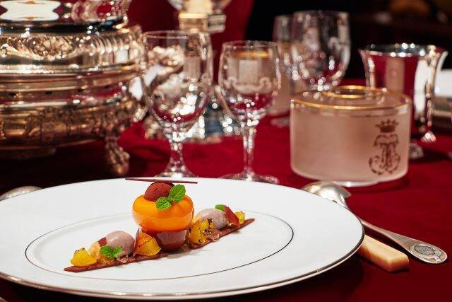 フランスの歴史的な食卓、“三皇帝の晩餐”をテーマにした極上の美食