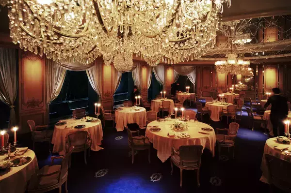 「フランスの歴史的な食卓、“三皇帝の晩餐”をテーマにした極上の美食」の画像